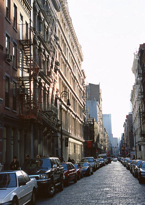 无人,栏杆,竖图,室外,白天,仰视,度假,美景,楼梯,城市风光,城市,道路,路,公路,汽车,纽约,美国,一排,许多,阴影,整齐,光线,扶手,影子,房屋,阶梯,屋子,景观,乡村,公寓,曼哈顿,交通,娱乐,护栏,楼房,台阶,住宅,车,排列,蓝色,蓝天,天空,阳光,村庄,交通工具,轿车,天,享受,休闲,景色,放松,晴朗,北美,北美洲,队列,载具,美洲,纽约州,万里无云,帝国之州,帝国州,北亚美利加洲,亚美利加洲,格林威治村,格林尼治村,西村,晴空,晴空万里,马路,彩图,低角度拍摄,房子,曼哈顿岛