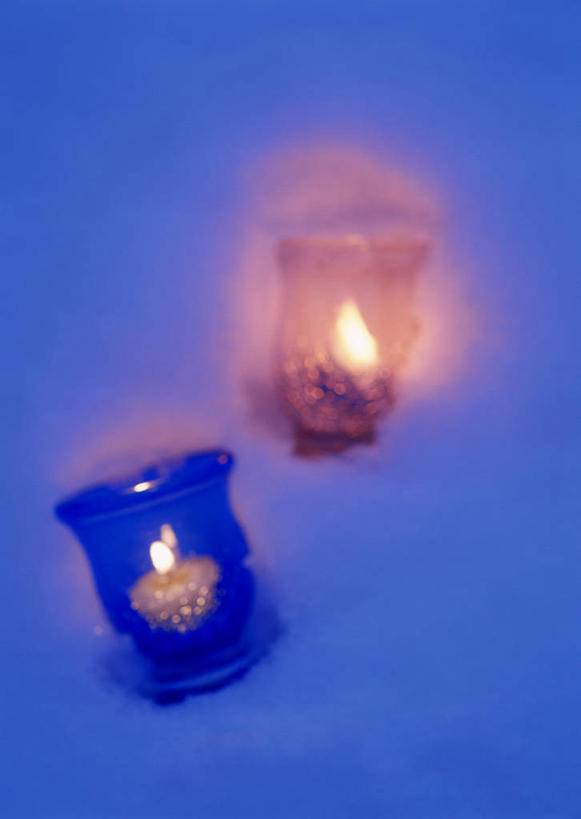 无人,竖图,室内,白天,正面,雪,大雪,蜡烛,阴影,蓝色背景,反射,影子,积雪,雪景,冬季,冬天,两个,红色,蓝色,香薰,放松,寒冷,芳香疗法,摄影,影棚,舒心,舒缓,养颜,严寒,减压,烛炬,香薰疗法,彩图,影棚拍摄,拍摄,香薰蜡烛