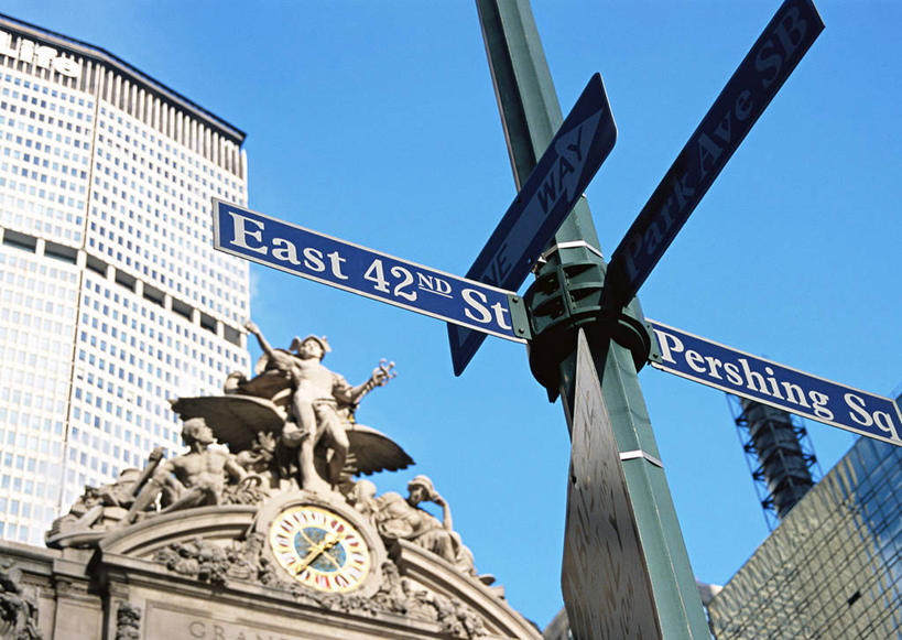 无人,横图,室外,白天,仰视,旅游,度假,标志建筑,城市,地标,建筑,雕塑,纽约,美国,阴影,艺术,装饰,光线,英文,标志,雕刻,雕像,文字,影子,字符,字母,曼哈顿,方向,娱乐,标识,建设,中央车站,箭头,蓝色,蓝天,天空,阳光,工艺品,天,享受,休闲,旅游胜地,放松,晴朗,纪念,英文字母,美术,北美,北美洲,指向,主题,美洲,陈列,阿拉伯文,纽约州,万里无云,帝国之州,帝国州,功能,美学,簇,北亚美利加洲,亚美利加洲,阿拉伯语,阿拉伯字母,大广场车站,大中央车站,大中央火车总站,晴空,晴空万里,彩图,低角度拍摄,曼哈顿岛