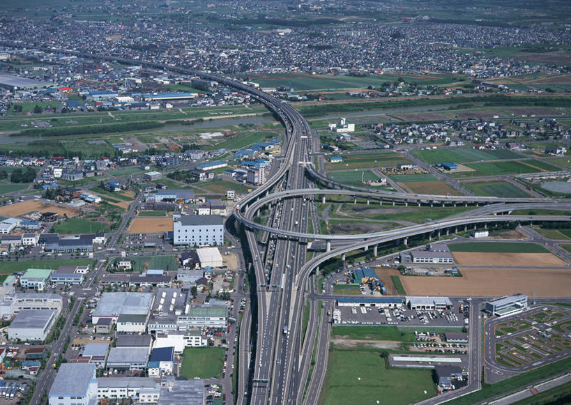 无人,高楼大厦,横图,全景,俯视,航拍,室外,白天,度假,草地,草坪,美景,植物,城市风光,标志建筑,城市,大厦,道路,地标,建筑,立交桥,路,摩天大楼,公路,北海道,日本,亚洲,景观,高架,建筑群,交通,娱乐,建设,草,树,树木,绿色,自然,享受,休闲,景色,放松,生长,成长,鸟瞰,高架桥,东亚,高架道路,跨线桥,札幌,日本国,北海道地方,北海道岛,县厅,立体交叉桥,彩图,高角度拍摄,大楼,高层建筑,高楼,摩天楼,札幌市