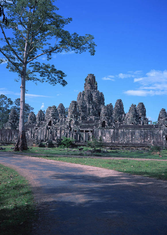 无人,寺庙,竖图,室外,白天,正面,旅游,度假,名胜古迹,植物,标志建筑,地标,建筑,柬埔寨,亚洲,阴影,节日,遗迹,光线,影子,云,云朵,燃烧,云彩,古迹,文化,文物,娱乐,建设,古建筑,树,树木,蓝色,绿色,白云,蓝天,天空,阳光,自然,香火,庙宇,天,祈祷,享受,休闲,健康,旅游胜地,放松,许愿,宗教,东南亚,信仰,生长,晴朗,成长,纪念,祈求,古文明,暹粒,高棉,柬埔寨王国,吉蔑,大吴哥城,吴哥,吴哥城,吴哥通王城,平安,晴空,彩图,庙,寺