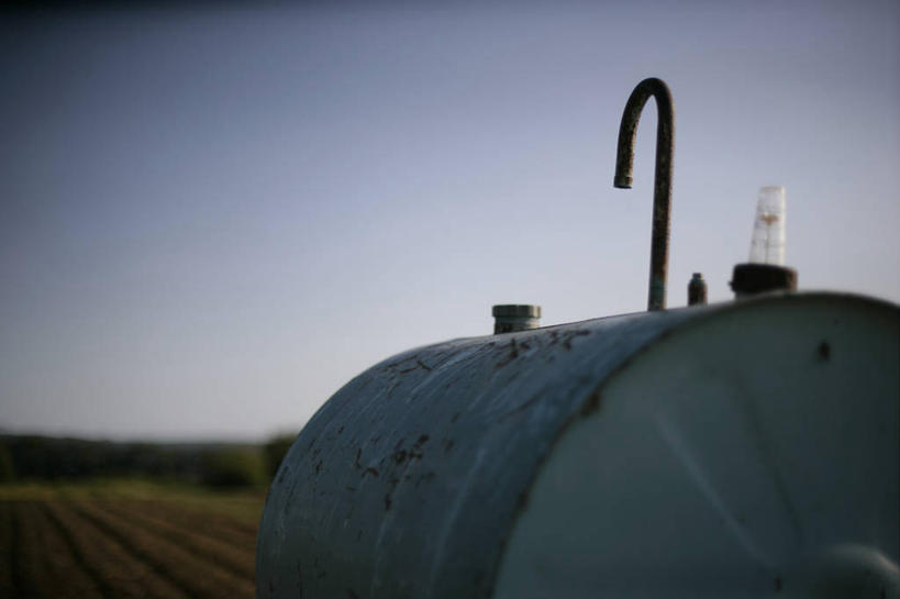 无人,农田,横图,室外,白天,正面,旅游,度假,庄稼,农作物,美景,阴影,光线,水龙头,影子,景观,娱乐,开关,蓝色,蓝天,天空,阳光,自然,容器,天,打开,享受,休闲,油罐,储油罐,景色,放松,晴朗,储藏,阀门,开启,储存,自然风光,万里无云,水咀,存油罐,贮油罐,晴空,晴空万里,彩图,耕地,庄稼田,贮存