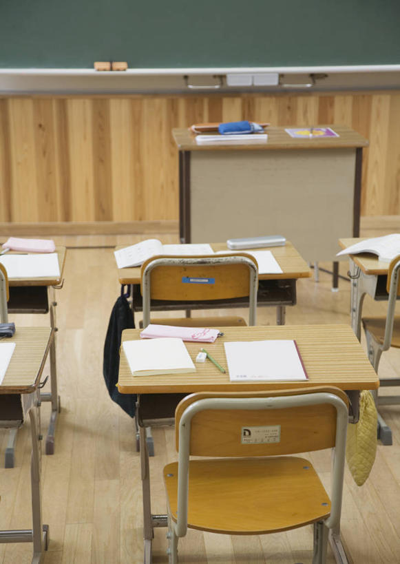 无人,学校,竖图,俯视,室内,白天,桌子,椅子,笔,木椅,办公用品,记事本,铅笔盒,书桌,校园,盒子,文具,本子,笔记本,黑板擦,讲台,课桌,容器,学习用品,黑板,教室,教学,储藏,文具用品,储存,演说台,演讲台,耐磨,教学黑板,粉笔擦,彩图,高角度拍摄,贮存