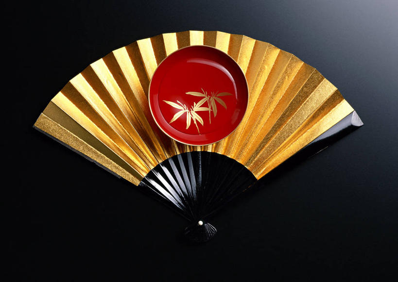 清酒,无人,横图,俯视,室内,特写,白天,一把,阴影,黑色背景,芳香,反射,扇子,影子,折扇,纸扇,陶瓷,陶瓷制品,酒类,清凉,凉爽,文化,酒,饮料,容器,碗,金色,摄影,影棚,储藏,棕叶,储存,撒扇,抗菌,抗免氧化,抑菌,绿色银行,箸叶,彩图,高角度拍摄,影棚拍摄,拍摄,贮存,传统文化