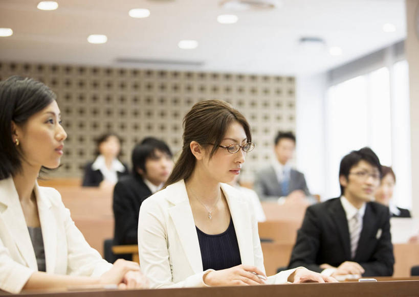 东方人,同事,商务人士,商务男性,商务女性,坐,横图,室内,白天,正面,衬衫,成功,合作,团队,集体,信心,窗户,桌子,照明,亚洲,握,套装,朦胧,模糊,笔,眼镜,灯光,办公用品,记事本,许多人,拿,拿着,注视,黄种人,书桌,队伍,顶灯,玻璃窗,灯,文具,本子,笔记本,课桌,学习用品,灯具,观察,看,一群人,握着,观看,文具用品,照亮,察看,领导,书写,照明设备,成就,关注,商务装,合伙,领袖,近视眼镜,工薪阶层,男人,男性,年轻男性,年轻女性,女人,女性,亚洲人,白领,上班族,坐着,半身,彩图,衬衣,报告厅