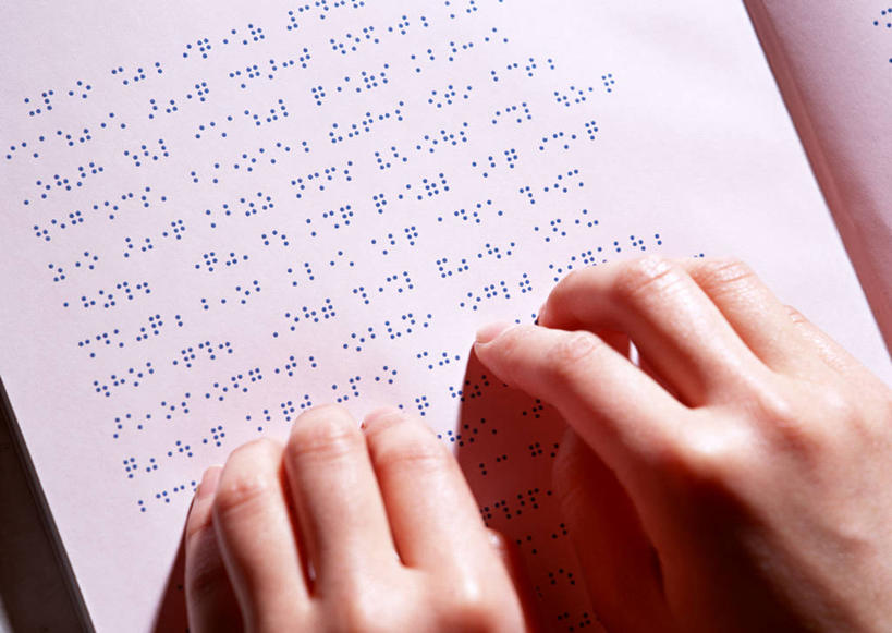 东方人,手,一个人,病人,摸,横图,俯视,室内,特写,白天,亚洲,双手,仅一个男性,仅一个人,抚摸,起伏,传递,信息,标志,文字,邮件,字符,联系,黄种人,标识,仅一个年轻男性,手部,联络,邮递,通信,信件,凹凸,病患,残疾,残疾人,盲人,瞎子,邮政,伤残,盲文,残障,弱势群体,点字,凸字,男人,男性,年轻男性,亚洲人,患者,就医者,触摸,接触,半身,彩图,高角度拍摄