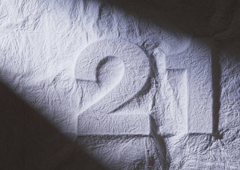 无人,横图,俯视,室内,特写,白天,静物,阴影,灰色背景,时间,反射,二十一世纪,世纪,标志,数字,文字,影子,纸,字符,皱褶,标识,两个,摄影,阿拉伯数字,影棚,彩图,高角度拍摄,影棚拍摄,拍摄,21世纪,年代,新世纪