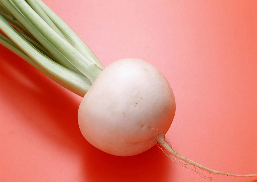 无人,横图,俯视,室内,特写,白天,桌面,桌子,蔬菜,阴影,红色背景,新鲜,反射,木制,影子,食品,芜菁,食物,白色,木制品,摄影,有机食品,绿色食品,影棚,蔓菁,盘菜,大头芥,彩图,高角度拍摄,影棚拍摄,拍摄