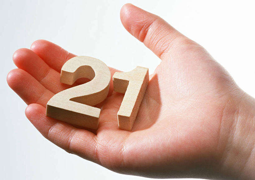 东方人,手,一个人,横图,俯视,室内,特写,白天,白色背景,亚洲,仅一个男性,仅一个人,握,阴影,时间,反射,二十一世纪,世纪,标志,数字,文字,影子,字符,拿,拿着,黄种人,标识,仅一个年轻男性,手部,握着,摄影,阿拉伯数字,影棚,单手,男人,男性,年轻男性,亚洲人,半身,彩图,高角度拍摄,影棚拍摄,拍摄,21世纪,年代,新世纪