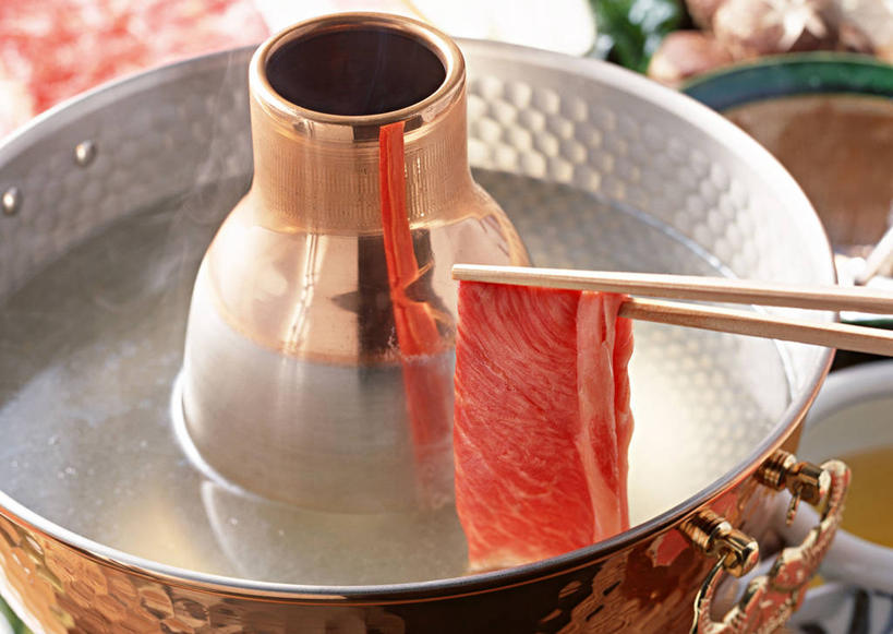 豆腐,无人,横图,俯视,室内,特写,白天,烹饪,雾,筷子,桌面,桌子,蔬菜,洋葱,餐具,一双,阴影,沸腾,朦胧,模糊,新鲜,反射,木制,蒸汽,影子,菌菇,香菇,肉,日本料理,牛肉,料理,食品,水蒸气,雾气,菌类,文化,传统,菜肴,美食,肉类,食物,木制品,日式料理,日式,食用菌,佳肴,有机食品,绿色食品,礼节,气体,豆制品,玉葱,礼仪,肉食,蒸发,寿喜锅,荷兰葱,进餐用具,圆葱,洋葱头,球葱,葱头,彩图,高角度拍摄,牛肉火锅