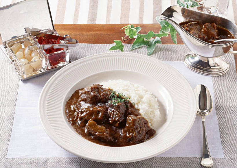 米饭,咖哩,无人,横图,俯视,室内,特写,白天,烹饪,中餐,植物,桌面,桌子,黄瓜,餐具,叶子,阴影,反射,木制,碟子,盘,纹理,影子,勺子,调料,肉,牛肉,料理,食品,绿叶,饭,调味品,调味料,咖喱,菜肴,美食,肉类,食物,腌制,一个,绿色,盘子,餐巾,木制品,调羹,碟,汤匙,中式,嫩叶,佳肴,单个,五谷,肉食,酸黄瓜,腌渍,肌理,广东菜,粤菜,保洁方巾,口布,叶,叶片,叶脉,青瓜,胡瓜,彩图,高角度拍摄,咖喱牛肉,清脆,爽口