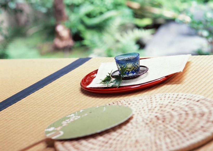 无人,横图,俯视,室内,特写,白天,幸福,茶,杯子,餐具,朦胧,模糊,碟子,盘,扇子,绿茶,茶道,茶叶,塌塌米,榻榻米,一杯,清凉,凉爽,文化,娱乐,蒲团,盘子,水杯,碟,享受,休闲,温馨,放松,乐趣,茶艺,环境,提神,舒适,醒脑,东亚文化,礼法,修行,叠席,蒲墩,圆座,茶杯,彩图,高角度拍摄,和风扇,和风扇子,凉扇,不发酵茶,苦茗,茶文化,传统文化