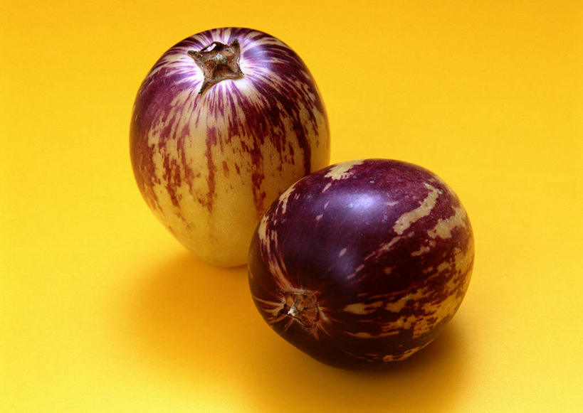 无人,横图,俯视,室内,特写,白天,桌面,桌子,水果,阴影,黄色背景,新鲜,反射,木制,影子,生食,食品,果实,食物,两个,木制品,摄影,有机食品,绿色食品,影棚,茄瓜,香瓜梨,人参果,长寿果,金参果,人生果,香瓜茄,香艳梨,香艳芒果,香艳茄,紫香茄,彩图,高角度拍摄,影棚拍摄,拍摄