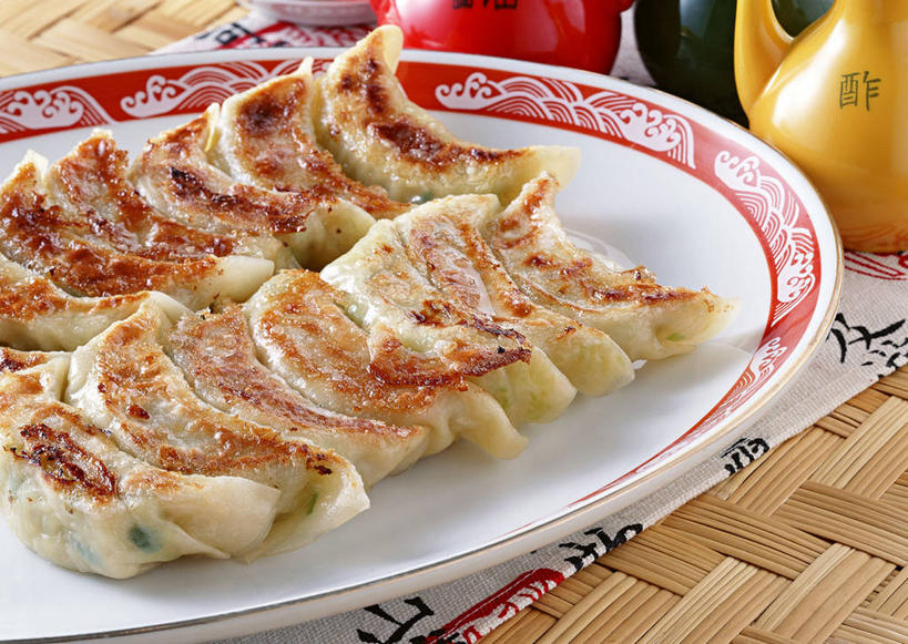 点心,无人,横图,俯视,室内,特写,白天,桌面,桌子,餐具,一排,许多,阴影,整齐,并列,并排,反射,木制,碟子,盘,影子,油炸,油炸食品,料理,食品,锅贴,煎饺,面点,很多,美食,食物,排列,一个,盘子,木制品,碟,中式,单个,队列,平行,彩图,高角度拍摄