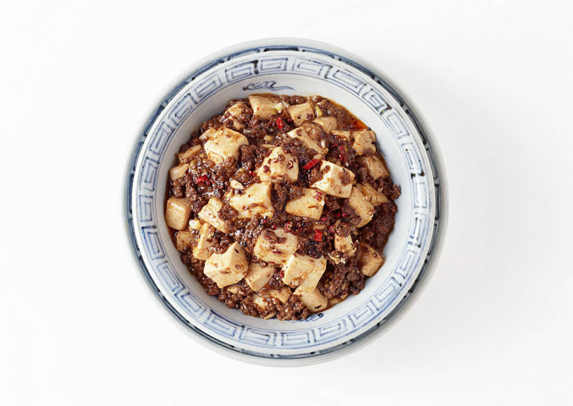 豆腐,无人,横图,俯视,室内,特写,白天,白色背景,烹饪,中餐,桌面,桌子,辣椒,蔬菜,餐具,阴影,新鲜,反射,木制,碟子,盘,影子,料理,食品,麻婆豆腐,菜肴,美食,食物,一个,盘子,木制品,碟,中式,摄影,佳肴,有机食品,绿色食品,影棚,单个,豆制品,川菜,辣角,红海椒,大椒,辣虎,广椒,四川菜,辣子,红辣椒,海椒,番椒,彩图,高角度拍摄,影棚拍摄,拍摄