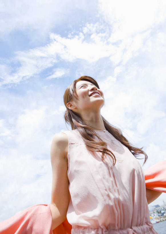 东方人,一个人,栏杆,站,笑,微笑,露齿笑,竖图,室外,白天,仰视,亚洲,仅一个年轻女性,仅一个女性,仅一个人,握,阴影,服装,光线,影子,云,云朵,围栏,拿,云彩,拿着,注视,休闲装,黄种人,护栏,衣服,蓝色,白云,蓝天,天空,阳光,披肩,天,观察,看,站着,休闲,休闲服,握着,服饰,晴朗,观看,察看,关注,年轻女性,女人,女性,亚洲人,晴空,抬头,仰头,站立,半身,彩图,低角度拍摄,云肩