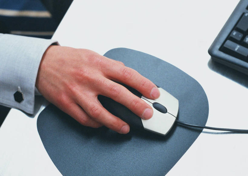 东方人,手,一个人,商务人士,商务男性,办公室,横图,俯视,室内,特写,白天,衬衫,鼠标,键盘,家具,桌子,亚洲,仅一个男性,仅一个人,仅一个中年男性,握,套装,办公桌,鼠标垫,拿,拿着,黄种人,输入设备,通讯设备,垫子,手部,握着,单手,便利,舒适,通信设备,商务装,工薪阶层,办公家具,男人,男性,中年男性,亚洲人,白领,上班族,半身,彩图,高角度拍摄,衬衣