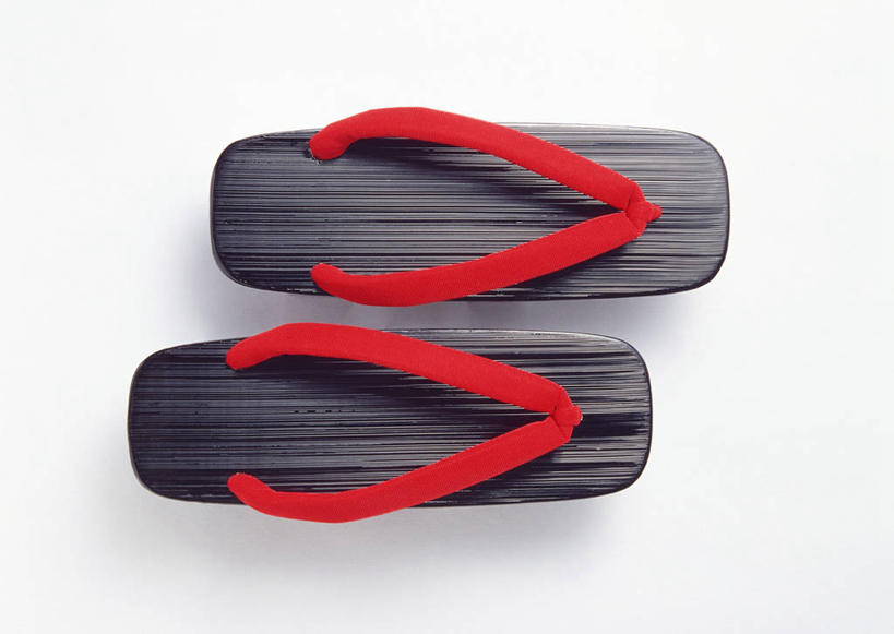 无人,横图,俯视,室内,特写,白天,白色背景,静物,鞋子,一双,阴影,反射,木制,影子,木屐,红色,黑色,木制品,摄影,影棚,木鞋,彩图,高角度拍摄,影棚拍摄,人字拖,人字拖鞋,拍摄