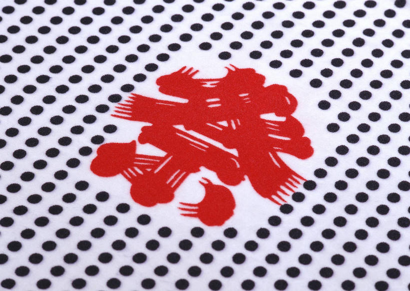 无人,横图,俯视,室内,特写,白天,花纹,装饰,标志,布料,文字,字符,布纹,标识,桌布,红色,餐巾,台布,祈祷,汉字,许愿,宗教,信仰,华丽,修饰,祈求,祭奠,祭祀,点缀,中文,衬托,美观,雅致,雅观,国文,华文,敬拜,祭司,彩图,高角度拍摄