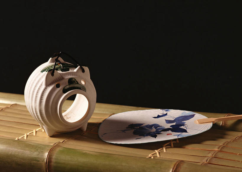 无人,横图,俯视,室内,特写,白天,桌面,桌子,一把,阴影,装饰,反射,木制,螺旋,扇子,蚊香,影子,折扇,纸扇,竹帘,清凉,凉爽,文化,帘子,木制品,祈祷,许愿,宗教,信仰,华丽,修饰,祈求,祭奠,祭祀,点缀,盘香,衬托,美观,雅致,雅观,撒扇,敬拜,祭司,彩图,高角度拍摄,驱蚊物,传统文化