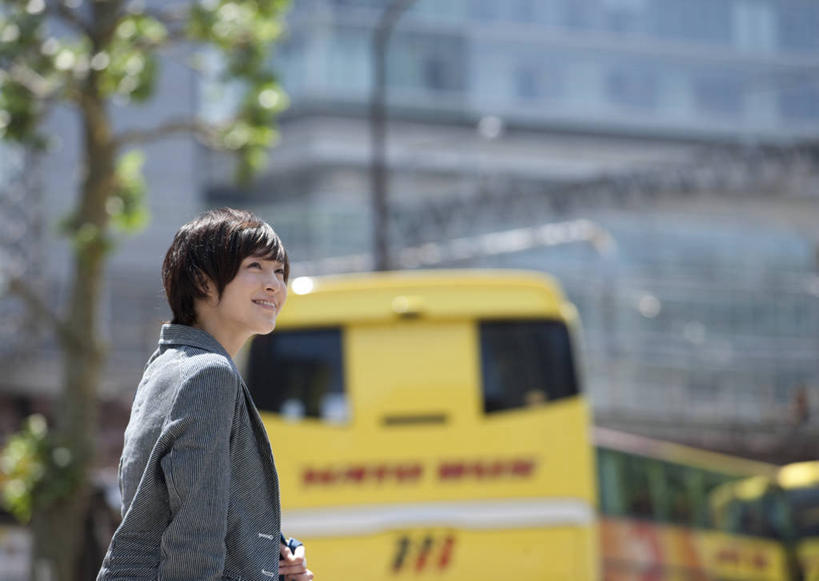 东方人,一个人,家,站,笑,微笑,露齿笑,横图,室外,白天,侧面,植物,公共汽车,亚洲,仅一个年轻女性,仅一个女性,仅一个人,阴影,服装,朦胧,模糊,光线,影子,房屋,屋子,公寓,巴士,公交车,扭头,注视,休闲装,黄种人,洋房,楼房,双层巴士,住宅,车,树,树木,衣服,黄色,绿色,阳光,自然,交通工具,观察,看,站着,转头,休闲,休闲服,服饰,生长,成长,观看,察看,关注,载具,双层公共汽车,年轻女性,女人,女性,亚洲人,站立,半身,彩图,房子