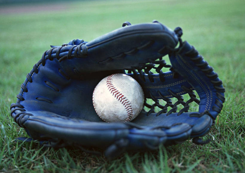 无人,体育馆,运动场,横图,室外,特写,白天,正面,锻炼,运动,棒球,垒球,草地,草坪,植物,阴影,朦胧,模糊,光线,棒球手套,影子,体育场,球,草,一个,绿色,阳光,手套,单个,运动馆,体育,彩图,健身