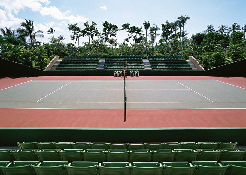 无人,横图,室外,白天,正面,草地,草坪,植物,椅子,一排,许多,阴影,整齐,光线,影子,云,云朵,球场,网球场,看台,球网,云彩,场地,座位,草,树,树木,排列,蓝色,绿色,白云,蓝天,天空,阳光,自然,天,生长,晴朗,成长,队列,坐位,网球球网,晴空,彩图,网球场地,硬地场