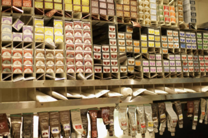 无人,商店,横图,室内,白天,正面,静物,一排,许多,阴影,整齐,并列,并排,反射,影子,纸盒,商铺,盒子,排列,包装盒,理发店,队列,美发店,平行,美容店,市肆,商号,彩图,店铺