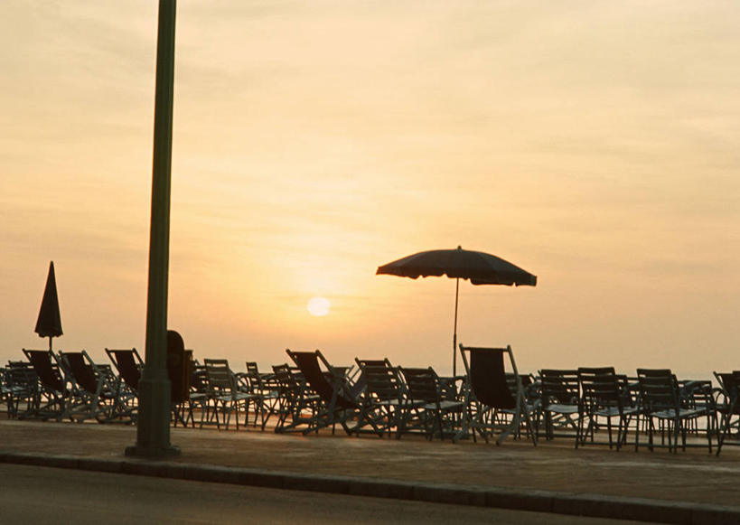 无人,横图,室外,白天,正面,旅游,度假,海浪,海洋,美景,日落,太阳,椅子,法国,欧洲,一排,许多,阴影,整齐,光线,伞,影子,雨伞,遮阳伞,躺椅,景观,浪花,晚霞,霞光,落日,娱乐,阳伞,排列,阳光,自然,海水,黄昏,享受,休闲,景色,彩霞,放松,沙滩椅,太阳伞,队列,自然风光,海景,法兰西共和国,法兰西第五共和国,夕照,薄暮,普罗旺斯.阿尔卑斯.蓝色海岸,普罗旺斯.阿尔卑斯.蓝色海岸大区,大海,风浪,海,海水的波动,近岸浪,涌浪,夕阳,彩图,傍晚,斜阳