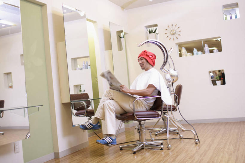 东方人,一个人,坐,横图,室内,白天,侧面,机器,镜子,报纸,椅子,亚洲,仅一个男性,仅一个人,仅一个中年男性,握,阴影,服装,时间,反射,信息,纺织物,工具,时钟,影子,墙,二郎腿,计时,注视,休闲装,黄种人,顾客,墙壁,墙面,衣服,红色,白色,瓶子,塑料制品,挂钟,毛巾,钟表,观察,看,清洁,休闲,休闲服,表,塑料瓶,握着,服饰,观看,理发店,保暖,新闻,一份,发廊,镜像,察看,镜面,关注,蒸汽机,透气,防水,美发工具,主顾,喷雾机,储水,耐磨,吸水,加速器,男人,男性,中年男性,亚洲人,钟,坐着,彩图,全身,焗油机,报刊