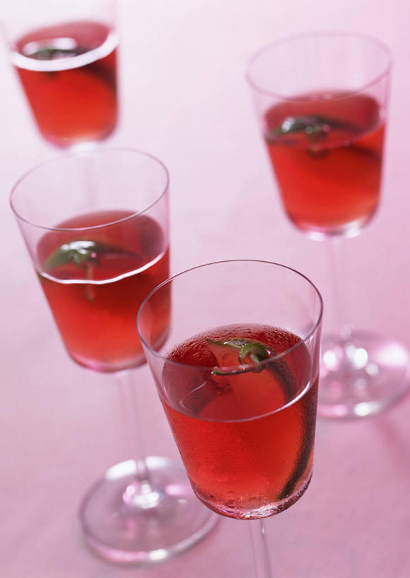 红酒,葡萄酒,无人,竖图,俯视,室内,特写,白天,杯子,阴影,粉色背景,朦胧,模糊,反射,高脚杯,影子,红酒杯,酒类,四杯,玻璃制品,酒,饮料,酒杯,四个,红葡萄酒,摄影,影棚,葡萄酒杯,玻璃杯,彩图,高角度拍摄,影棚拍摄,拍摄