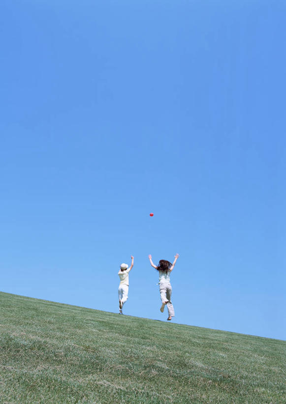 东方人,两个人,伙伴,朋友,竖图,室外,白天,仰视,友谊,草地,草原,植物,帽子,亚洲,奔驰,阴影,服装,光线,影子,地平线,旷野,辽阔,地面,休闲装,黄种人,草,衣服,蓝色,绿色,蓝天,天空,阳光,遮阳帽,天,奔跑,休闲,广阔,休闲服,服饰,晴朗,渔夫帽,一望无际,原野,延伸,万里无云,天地相交,无边无际,一马平川,友情,年轻女性,女人,女性,亚洲人,晴空,晴空万里,彩图,低角度拍摄,全身