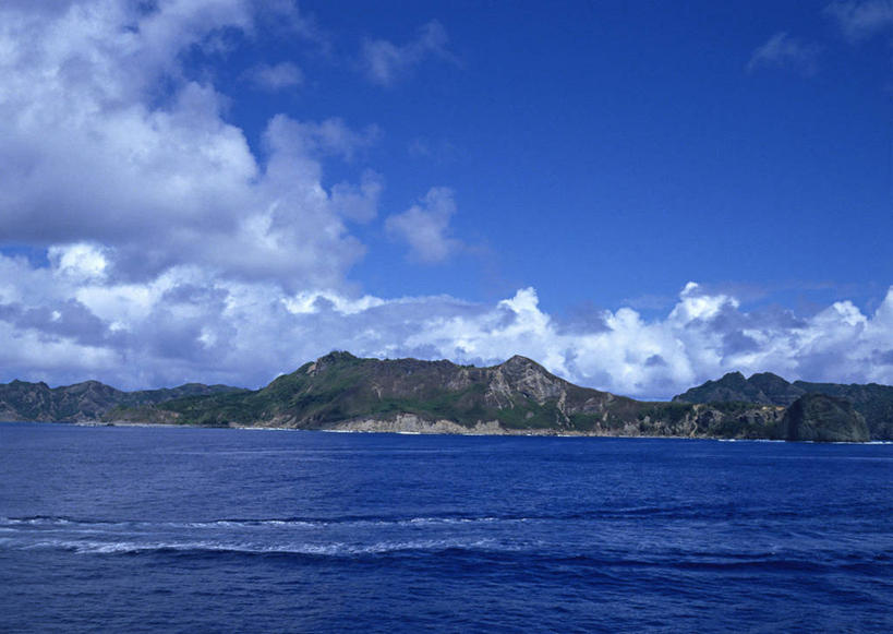 无人,横图,室外,白天,正面,旅游,度假,岛屿,海浪,海洋,美景,沙滩,山,山脉,东京,日本,亚洲,阴影,光线,沙子,影子,岛,海岸,景观,浪花,山峰,云,云朵,沙地,山峦,云彩,娱乐,蓝色,白云,蓝天,天空,阳光,自然,海水,群山,天,享受,休闲,景色,放松,晴朗,自然风光,海景,东亚,本州,关东地方,本州岛,日本国,东京都,小笠原支厅,大海,风浪,海,海水的波动,海滩,近岸浪,列岛,群岛,涌浪,诸岛,晴空,彩图