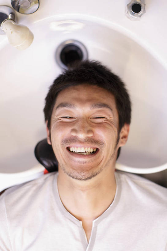 东方人,脸,头,脸颊,一个人,商店,躺,闭眼,笑,微笑,露齿笑,竖图,俯视,室内,特写,白天,亚洲,仅一个男性,仅一个人,水槽,围兜,黄种人,商铺,水斗,肩膀,仅一个年轻男性,理发店,美发店,美容店,理发围布,市肆,商号,剪发围布,理发围兜,围布,卧着,男人,男性,年轻男性,亚洲人,头部,脸部,脸蛋,面部,闭眼睛,闭着眼,闭着眼睛,躺着,卧,半身,彩图,高角度拍摄,店铺