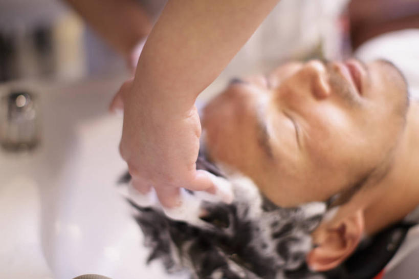 东方人,脸,头,脸颊,手,两个人,理发师,商店,躺,闭眼,横图,俯视,室内,特写,白天,亚洲,双手,护肤,握,朦胧,模糊,水槽,洗发水,围兜,黄种人,商铺,水斗,清洁,保养,享受,休闲,手部,洗发液,放松,握着,保健,洗发露,理发店,护肤品,香波,护肤用品,美发店,舒缓,美容店,理发围布,去污,控油,市肆,商号,剪发围布,理发围兜,围布,卧着,男人,男性,年轻男性,年轻女性,女人,女性,亚洲人,头部,脸部,脸蛋,面部,发型师,理发员,美发师,闭眼睛,闭着眼,闭着眼睛,躺着,卧,半身,彩图,高角度拍摄,店铺,洗发精,洗发香波