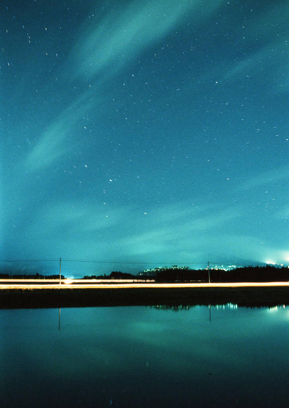 无人,竖图,室外,夜晚,正面,神秘,宇宙,湖,湖泊,极光,水,星空,路灯,夜景,照明,阴影,光线,影子,湖面,水流,水面,灯光,辉煌,浪漫,美丽,灯,倒影,自然,湖水,灿烂,星座,气象,华丽,照亮,倒映,照明设备,美好,天文,占卜,神奇,天文学,绚烂,星相,占星,光耀,仙后座,反照,极光带,极光弧,极光幔,极光芒,极光片,星夜,夜空,彩图