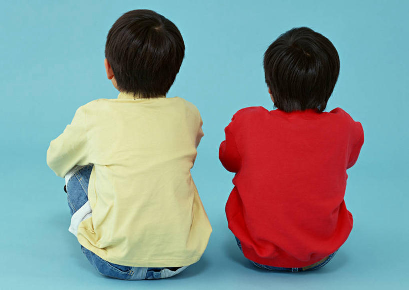 东方人,儿童,两个人,家庭,坐,横图,室内,白天,毛衣,纯洁,亚洲,蓝色背景,服装,休闲装,黄种人,小孩,背面,衣服,红色,休闲,温暖,温馨,一家人,休闲服,可爱,童年,童趣,摄影,服饰,影棚,和睦,线衫,童真,烂漫,无邪,毛线衣,绒线衣,天真,男孩,男人,男性,亚洲人,坐着,彩图,全身,影棚拍摄,绒衣,套衫,套头毛衣,线衣,拍摄,融洽,男生