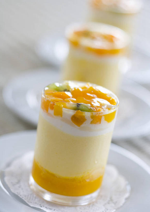 点心,果汁,无人,竖图,俯视,室内,特写,白天,杯子,餐具,水果,一排,阴影,朦胧,模糊,新鲜,整齐,反射,碟子,盘,影子,生食,食品,甜点,甜品,果实,饮品,冻糕,玻璃制品,食物,糕点,饮料,排列,三个,盘子,水杯,碟,甜食,有机食品,绿色食品,椰汁,椰子汁,队列,可口,适口,玻璃杯,彩图,高角度拍摄