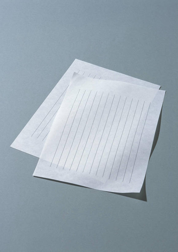 无人,竖图,俯视,室内,特写,白天,静物,两张,阴影,灰色背景,反射,影子,纸,复印纸,纸张,白色,摄影,影棚,空白,彩图,高角度拍摄,影棚拍摄,拍摄