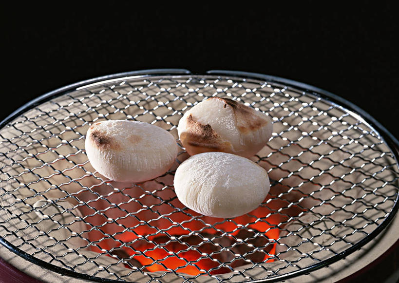 点心,无人,横图,俯视,室内,特写,白天,烧烤,热情,煤炭,火,阴影,黑色背景,反射,火焰,影子,食品,甜点,甜品,烤架,烤肉,燃烧,食物,糕点,三个,甜食,铁架,摄影,影棚,能源,草饼,燃料,煤,能量,煤矿,矿业,化石燃料,麻糬,彩图,高角度拍摄,影棚拍摄,拍摄