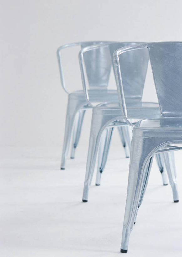 无人,竖图,室内,特写,白天,白色背景,正面,纯洁,静物,椅子,一排,阴影,整齐,反射,影子,木椅,银色,排列,摄影,信仰,影棚,队列,高贵,雅致,彩图,影棚拍摄,拍摄