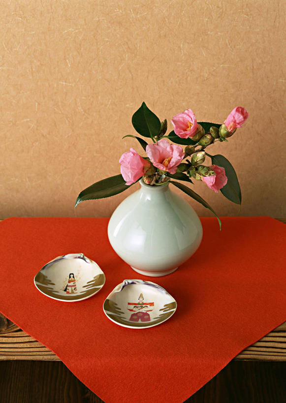 无人,竖图,俯视,室内,白天,桌面,桌子,贝壳,餐具,花瓶,叶子,节日,庆祝,盛开,木制,碟子,盘,陶瓷,绿叶,陶瓷制品,花蕾,文化,花,花瓣,花朵,鲜花,两个,粉色,盘子,木制品,瓶子,碟,花苞,花蕊,庆典,嫩叶,纪念,女儿节,叶,叶片,贝类外壳,海螺壳,软体动物外壳,彩图,高角度拍摄,雏祭,上巳