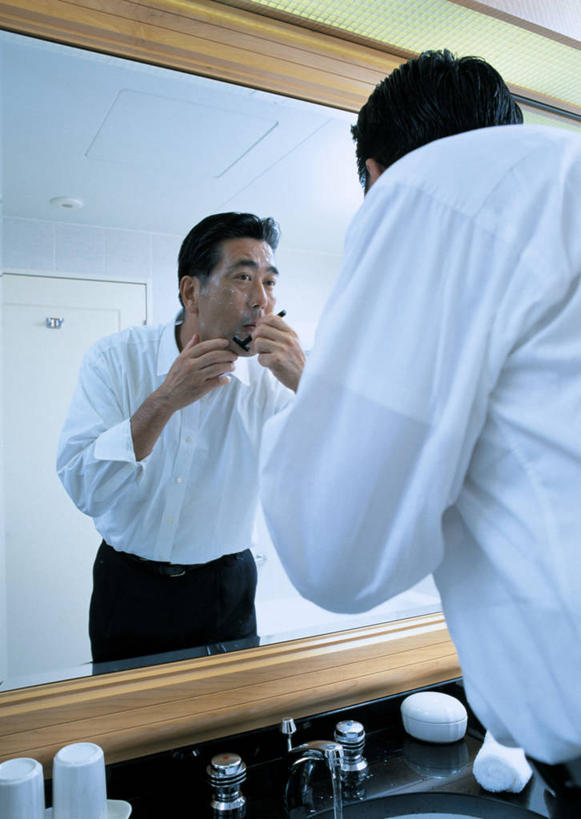 东方人,一个人,商务人士,商务男性,站,竖图,室内,白天,衬衫,镜子,卫生间,浴室,亚洲,仅一个男性,仅一个人,仅一个中年男性,握,套装,剃须刀,拿,拿着,注视,黄种人,背面,观察,看,清洁,站着,护理,握着,观看,刮胡刀,镜像,察看,家电,家用电器,镜面,关注,剃须,商务装,电动剃须刀,工薪阶层,仪容,仪表,男人,男性,中年男性,亚洲人,白领,上班族,淋浴房,站立,半身,彩图,衬衣,冲凉房,沐浴间,沐浴室,小家电