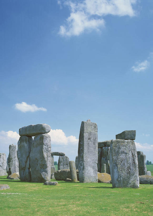 无人,竖图,室外,白天,正面,旅游,度假,草地,草坪,石头,名胜古迹,植物,标志建筑,地标,建筑,英国,欧洲,阴影,遗迹,光线,石子,影子,云,云朵,云彩,古迹,历史,文物,娱乐,建设,古建筑,英格兰,巨石阵,草,古代,蓝色,绿色,白云,蓝天,天空,阳光,天,享受,休闲,旅游胜地,放松,晴朗,史前石桌,太阳神庙,环状列石,斯通亨治石栏,斯托肯立石圈,索尔兹伯里石环,西欧,大不列颠,古文明,大不列颠及北爱尔兰联合王国,大不列颠联合王国,日不落英帝国,古远,英吉利,威尔特郡,埃夫伯里巨石遗址,石块,岩石,晴空,彩图