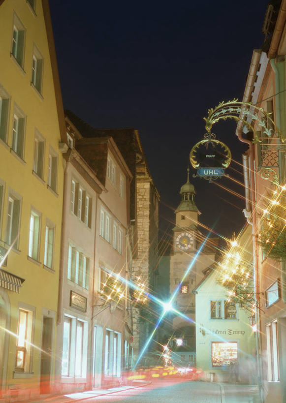 无人,家,竖图,室外,夜晚,长时间曝光,仰视,旅游,度假,标志建筑,道路,地标,建筑,路,路灯,夜景,公路,照明,德国,欧洲,阴影,朦胧,模糊,光线,影子,房屋,屋子,公寓,灯光,交通,娱乐,建设,洋房,楼房,住宅,灯,享受,休闲,旅游胜地,放松,照亮,照明设备,西欧,曝光,德意志联邦共和国,巴伐利亚,巴伐利亚州,拜恩州,拜恩自由州,罗滕堡,马路,彩图,低角度拍摄,房子