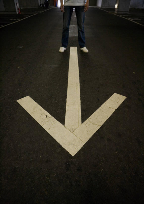 东方人,一个人,停车场,站,竖图,俯视,室内,白天,鞋子,亚洲,仅一个男性,仅一个人,阴影,裤子,反射,影子,牛仔裤,黄种人,方向,箭头,仅一个年轻男性,站着,休闲鞋,板鞋,指向,簇,男人,男性,年轻男性,亚洲人,站立,半身,彩图,高角度拍摄,泊车场