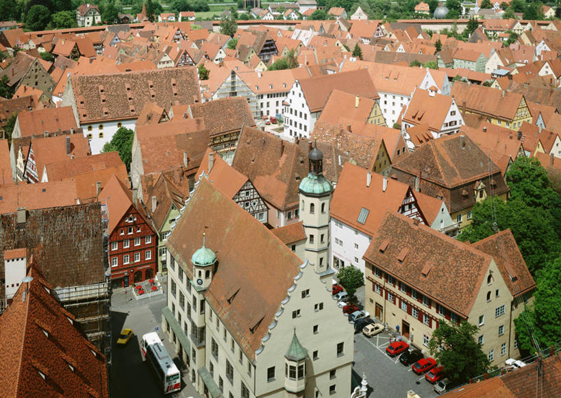 无人,家,横图,俯视,航拍,室外,白天,旅游,度假,美景,植物,城市风光,城市,建筑,德国,欧洲,阴影,光线,瓦片,影子,房屋,屋顶,屋子,景观,公寓,建筑群,顶棚,瓦,娱乐,建设,洋房,楼房,住宅,树,树木,绿色,阳光,自然,享受,休闲,景色,放松,建造,生长,成长,西欧,鸟瞰,屋瓦,德意志联邦共和国,巴伐利亚,巴伐利亚州,拜恩州,拜恩自由州,奥格斯堡县,施瓦本行政区,彩图,高角度拍摄,房子,诺德林根