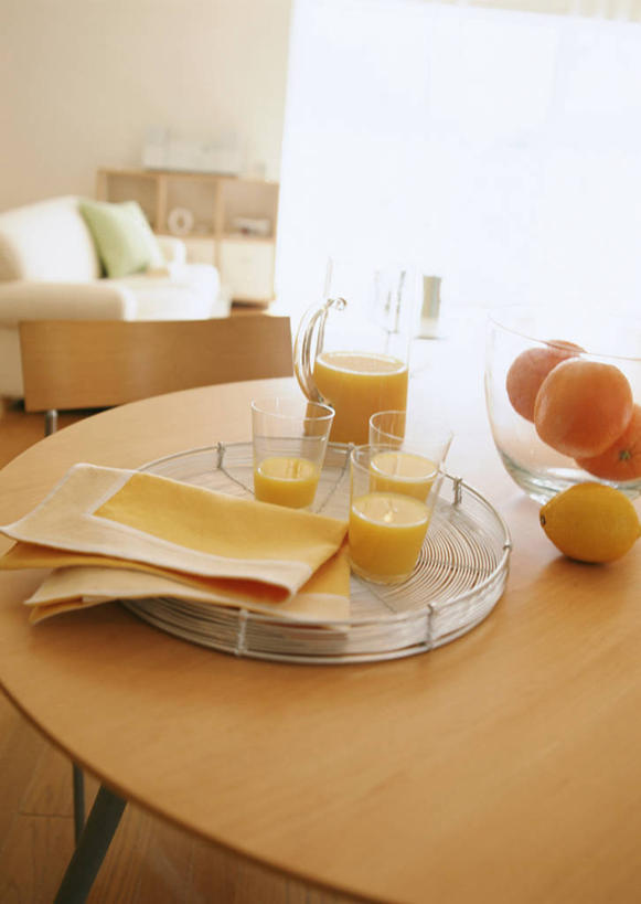 果汁,无人,家,客厅,竖图,室内,白天,正面,别墅,餐桌,家具,靠垫,沙发,装修,桌子,建筑,柠檬,杯子,餐具,水果,欧式,阴影,新鲜,装饰,反射,碟子,盘,影子,房屋,墙,屋子,公寓,生食,橙汁,食品,果实,靠枕,饮品,豪华,建设,现代,装潢,洋房,楼房,墙壁,墙面,住宅,玻璃制品,食物,饮料,白色,盘子,水杯,垫子,碟,室内装潢,枕头,有机食品,绿色食品,餐台,样板房,明亮,起居室,舒适,家居装潢,甜橙,可口,房屋设计,地中海风格,古典风格,简约风格,布艺沙发,室内设计,宽敞,样板房装潢,客堂,适口,设计,玻璃杯,益母果,柠果,橙子,橙,彩图,房子,鹄壳,黄橙,黄果,金橙,金环,金球,糖橙