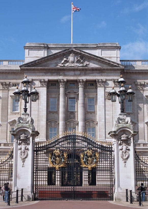 无人,竖图,室外,白天,仰视,旅游,度假,标志建筑,地标,建筑,旗帜,国旗,雕塑,英国,欧洲,伦敦,阴影,艺术,装饰,盛开,光线,雕刻,雕像,影子,云,云朵,首都,花蕾,云彩,娱乐,建设,白金汉宫,花,花瓣,花朵,鲜花,蓝色,白云,蓝天,天空,阳光,工艺品,天,花苞,花蕊,享受,休闲,旅游胜地,放松,晴朗,纪念,美术,西欧,主题,大不列颠,陈列,大不列颠及北爱尔兰联合王国,功能,美学,大不列颠联合王国,日不落英帝国,雾都,办公厅,藏金库,美术陈列馆,白金汉屋,帝国纪念堂,旗,晴空,彩图,低角度拍摄,圣乔治旗,圣乔治十字旗,英格兰国旗