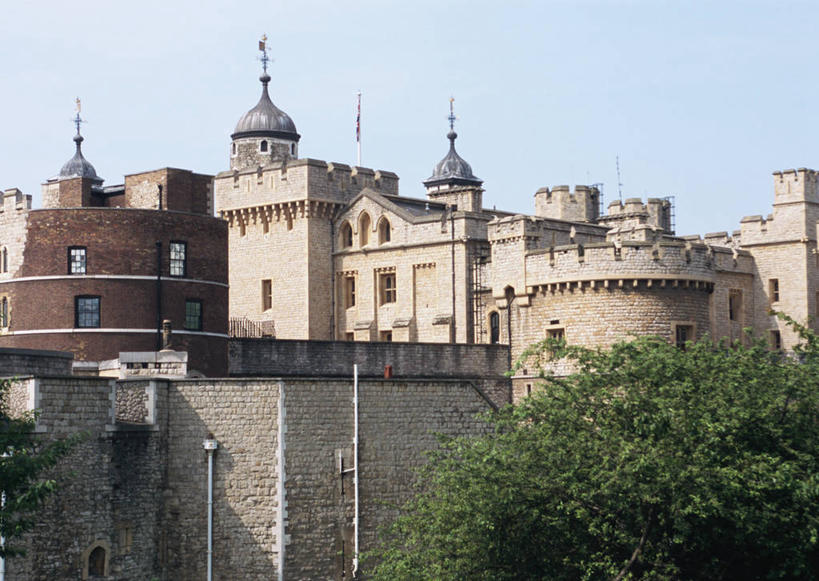 无人,横图,室外,白天,正面,旅游,度假,植物,标志建筑,地标,建筑,路灯,照明,英国,欧洲,伦敦,阴影,光线,影子,堡垒,城堡,灯光,首都,娱乐,建设,伦敦塔,灯,树,树木,蓝色,绿色,蓝天,天空,阳光,自然,天,享受,休闲,旅游胜地,放松,生长,晴朗,成长,照亮,照明设备,西欧,要塞,大不列颠,大不列颠及北爱尔兰联合王国,万里无云,大不列颠联合王国,日不落英帝国,雾都,设防,晴空,晴空万里,彩图